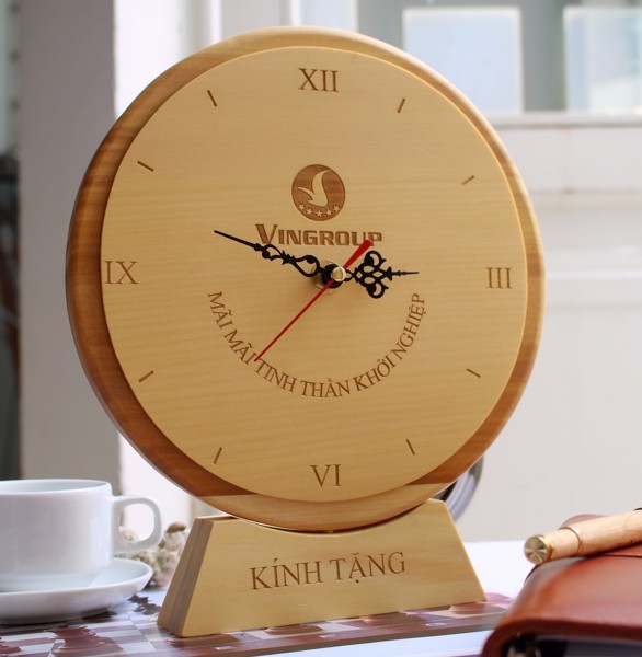 Đồng hồ để bàn in logo - Quà Tặng Gỗ Tân Hàn Việt - Công Ty TNHH Sản Xuất Tân Hàn Việt